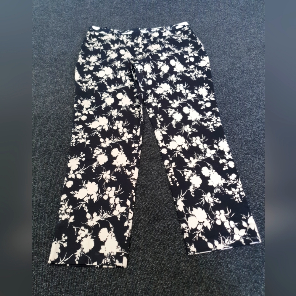 BNWT Ladies OASIS 98% Cotton Black / Cream Floral Trousers Size UK 16 - Picture 1 of 5
